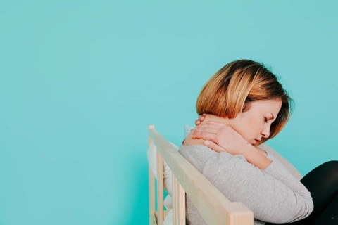 Woman bed with hurting neck