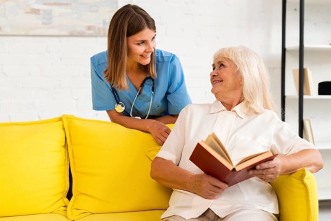 Medium shot nurse talking old woman