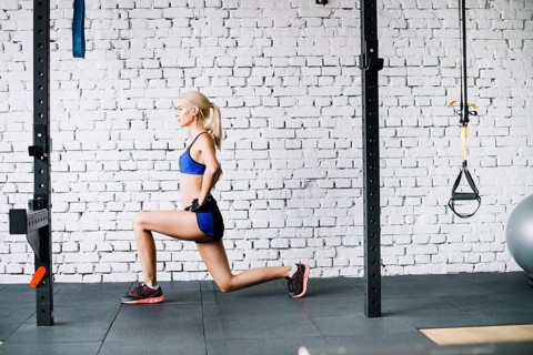 Woman doing lunges gym