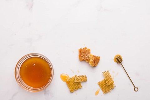 Top view honey with honeycomb pieces