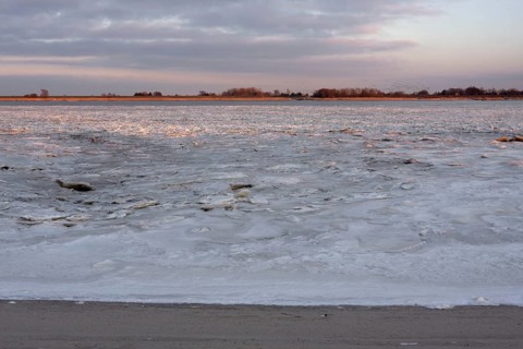 Ice flow on the Weser after the shutdown of the Unterweser nuclear power plant