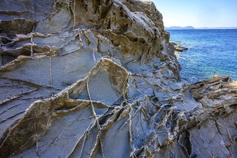 Stone structures in the Buca delle Fate