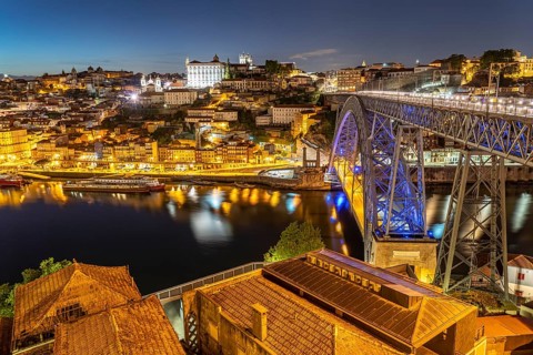 Ponte Dom Luis I bridge over the Douro river and the old town of Porto at dusk