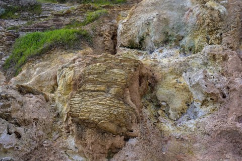 Colourful sinter deposits