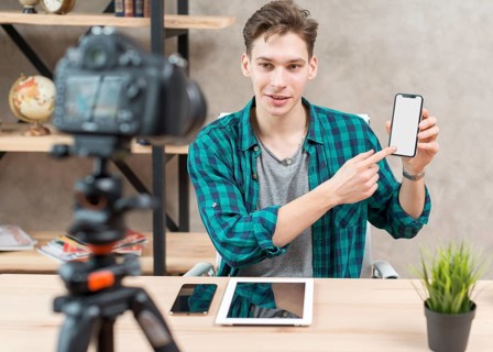 Tech vlogger