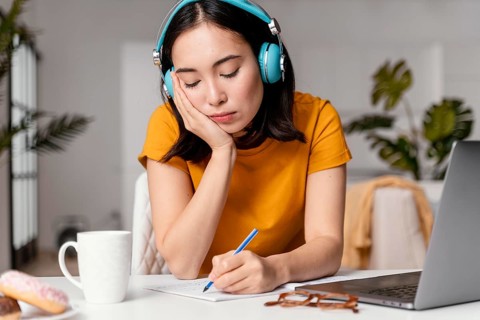 Woman attending online class_3