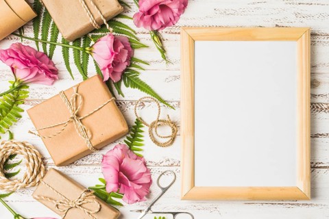 Eustoma flower packed gifts with empty frame table
