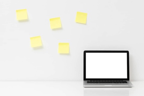 Front view desk elements arrangement with post its