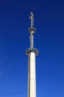 Transmission mast with various antennas for directional radio and mobile radio