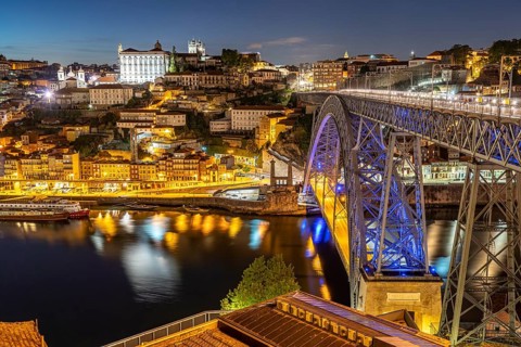Ponte Dom Luis I bridge over the Douro river and the old town of Porto at dusk