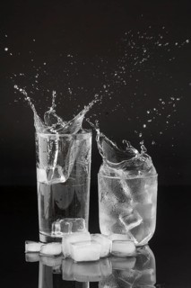 Splashes water transparent glasses