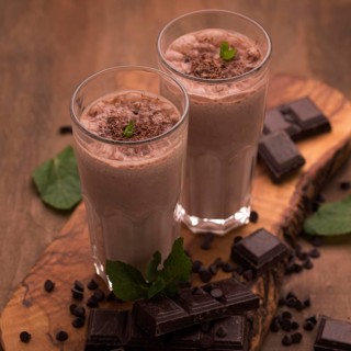 Milkshake glasses with mint chocolate