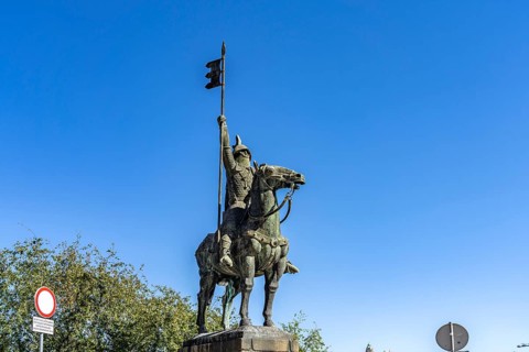Statue of Vimara Peres in front of the Se do Porto Cathedral