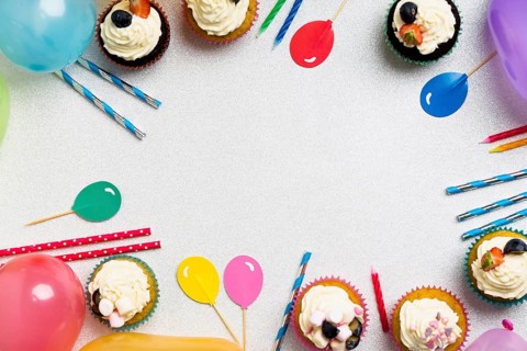 Cupcakes with air balloons candles table