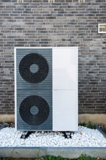 A heat pump in front of a bungalow in Hilden