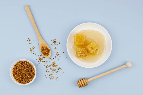 Top view pollen with honeycombs dipper