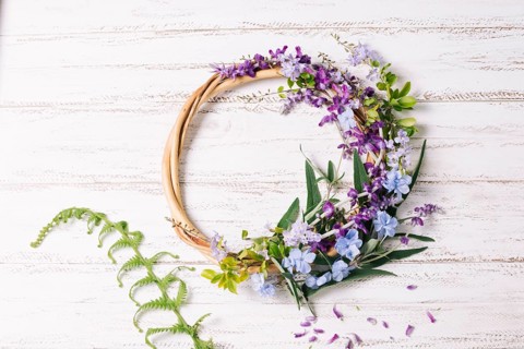 Wooden round with flowers leaves