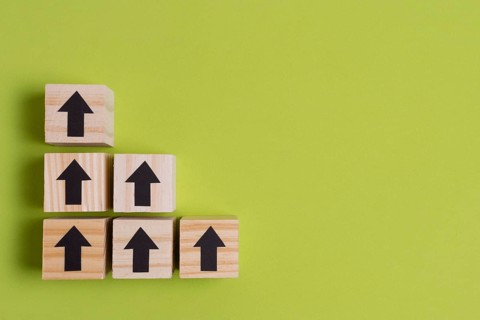 Arrows wooden cubes creating stairs