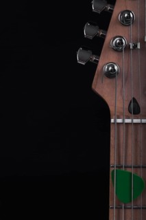 Pick strings electric guitar