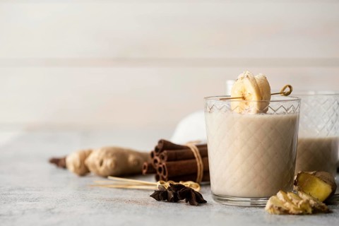Arrangement with banana smoothie