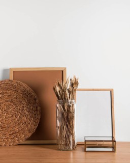 Minimalist interior desk design