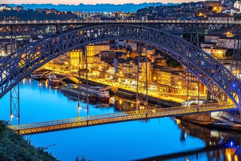 Ponte Dom Luis I bridge over the Douro river and the old town of Porto at dusk