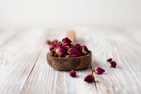 Close up aromatic mini roses table