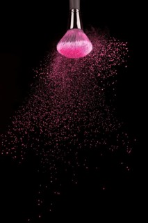 Shaking brush with fuchsia powder