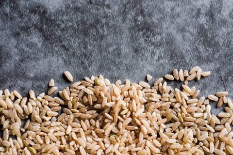 Scattered brown rice table