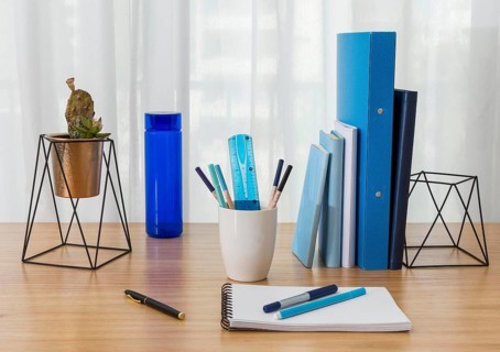 Arrangement with notebook desk