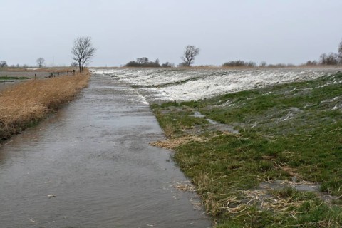 Overtopping of the dike during a storm surge on the Lower Weser island of Strohauser Plate