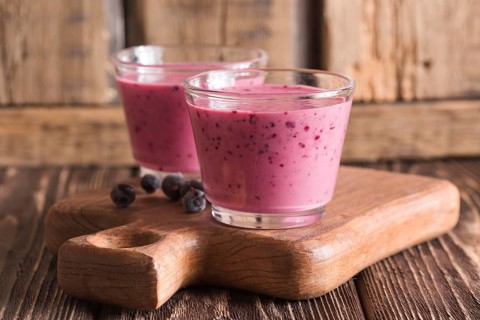 Front view smoothie glasses with blueberries