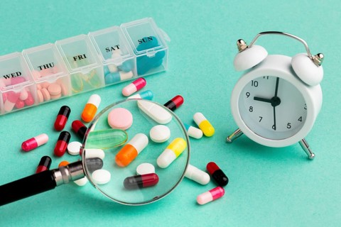 High angle magnifier with pills