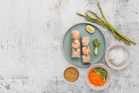 Plate shrimp rolls with asparagus