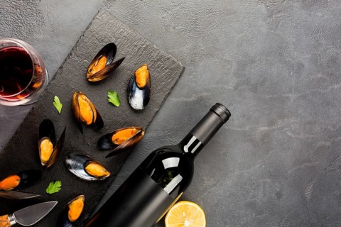 Flat lay cooked mussels wine with copyspace