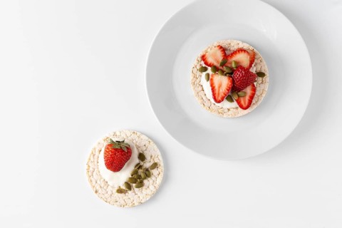 Rice cakes halves strawberries
