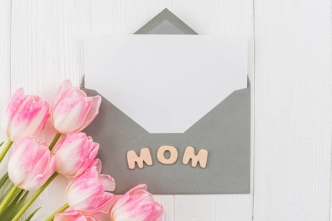 Frame envelope with word mom tulips