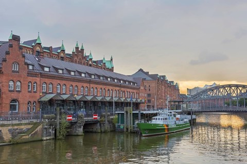Zollkanal and Deutsches Zollmuseum in Speicherstadt