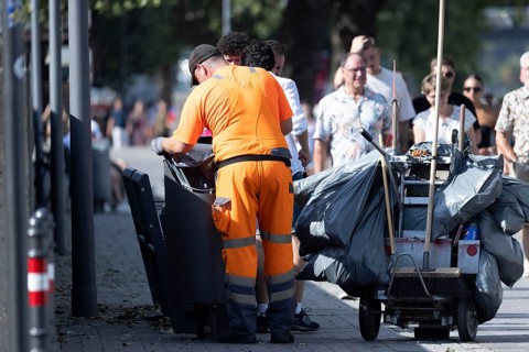 Employee of the refuse collection