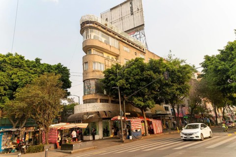 Narrow pointed building on corner of Avenue Insurgentes Sur