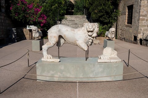 Lion sculpture as grave decoration