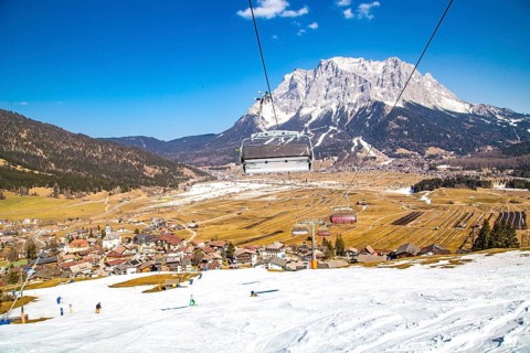 Plattensteig ski slope in the Grubigstein ski area with a view of the Zugspitze and the valley town of Lermoos