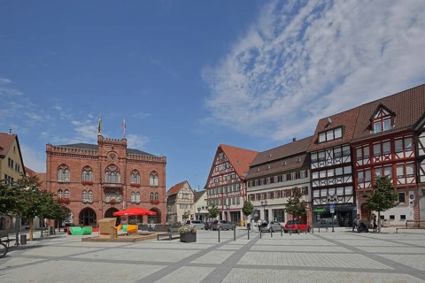 Market square with town hall and on the right Thurn- und Taxissche Post building and historic half-timbered houses