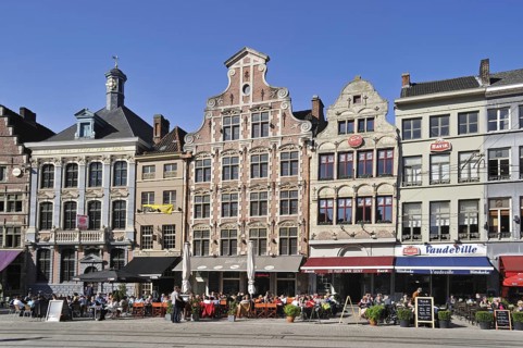 Tourists on pavement cafes at the Korenmarkt