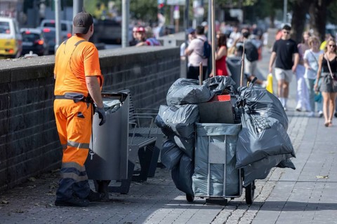 Employee of the refuse collection