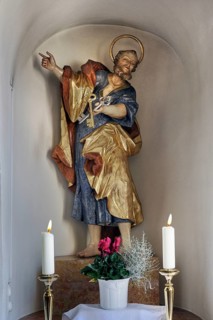 Side altar and figure of Peter with keys
