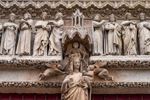 Figures on the west facade of Notre Dame d'Amiens Cathedral