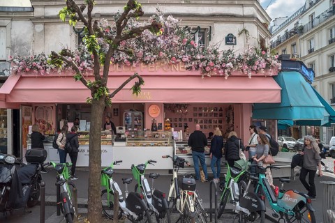 Queuing at the Dolce Pepone ice cream parlour