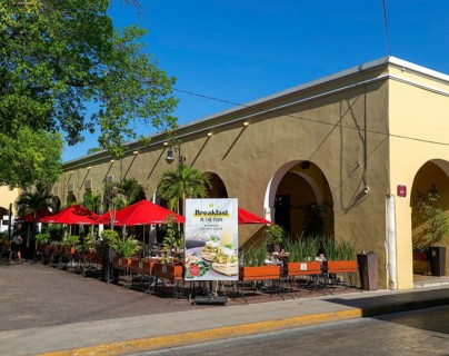 Advertising sign for breakfast restaurant Trato