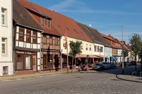 Half-timbered houses and shops in the cobbled Muehlenstrasse Am Markt in Seehausen
